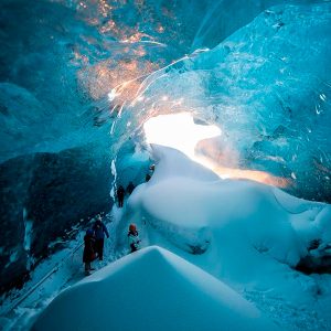Cueva de hielo en un glaciar en Islandia.