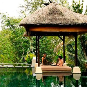 Masaje y cena al atardecer en Bali.