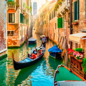 Paseo en góndola por Venecia.
