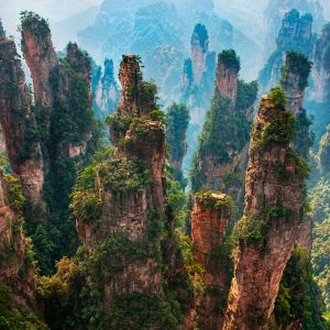 Trekking por el puente de cristal en Zhangjiajie, China.