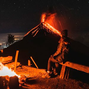 Trekking en un volcán activo en Guatemala.